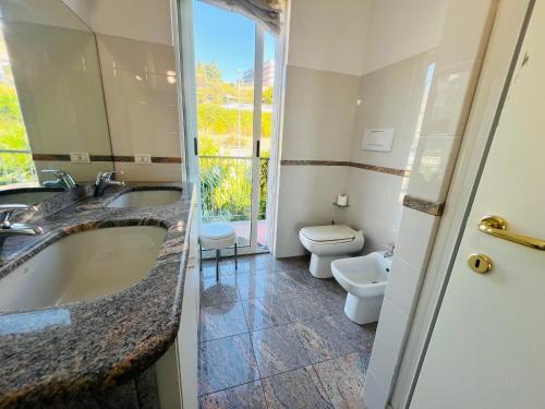 un baño con lavabo e inodoro en Suite Solaro 135 - Sanremo, en San Remo