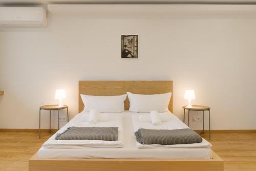 Postel nebo postele na pokoji v ubytování 2 separate Apartments direkt in der City mit privaten Stellplätzen max 1,65m Höhe und 1,8m Breite für bis zu 8 Personen