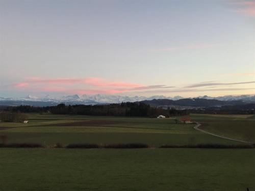 Fotografie z fotogalerie ubytování Stilvolle, stadtnahe Ferienwohnung mit Alpensicht v destinaci Uettligen