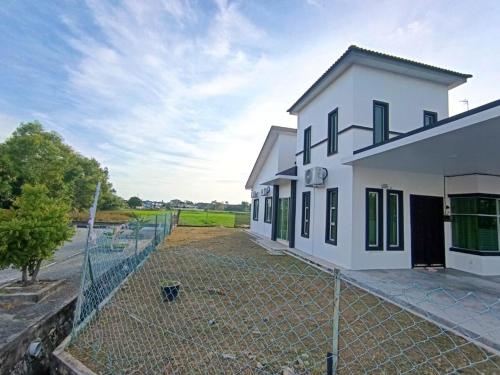 a white house with a fence in front of it at HOUSE 30 Paddy View 3509 sqft Private Yard HSB in Alor Setar