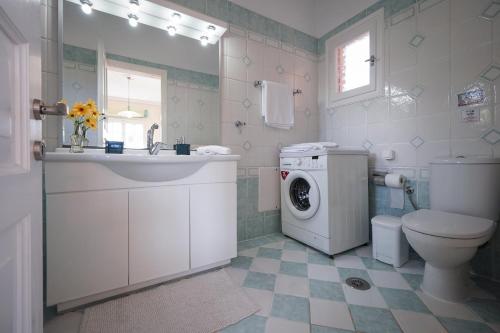 Et badeværelse på Armonia House Potamos Village