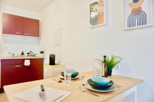 Kuchyň nebo kuchyňský kout v ubytování 2 separate Apartments direkt in der City mit privaten Stellplätzen max 1,65m Höhe und 1,8m Breite für bis zu 8 Personen