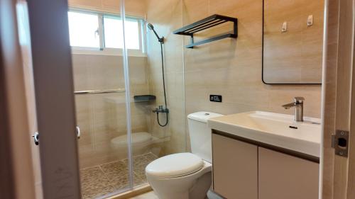 a bathroom with a toilet and a sink and a shower at 樹海翠湖 in T'ung-ko