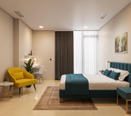 Un dormitorio con una cama y una silla amarilla. en Mall of Islamabad-F7-Luxury Suites, en Islamabad