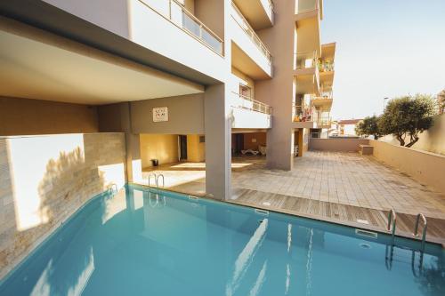 a swimming pool in the courtyard of a building at Baia Residence 2 - Holiday Apartments - By SCH in São Martinho do Porto