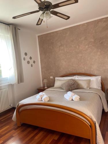 a bedroom with a bed with two towels on it at Santa Cruz in Vicenza