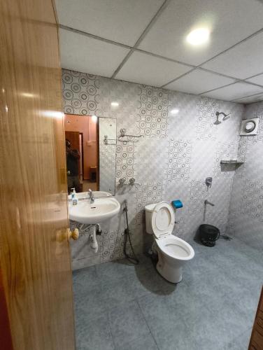 カナコナにあるThyme Guests Houseのトイレと洗面台のあるバスルーム