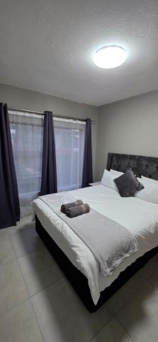 Postel nebo postele na pokoji v ubytování Apartment Near Amajuba Mall