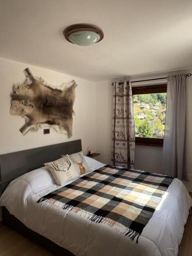 a bedroom with a bed and a painting on the wall at Maen apartment, Valtournenche in Valtournenche
