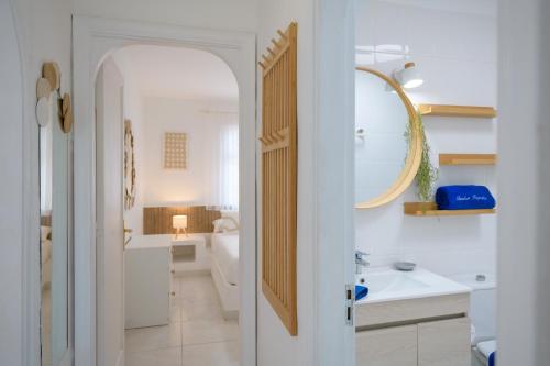 un bagno bianco con lavandino e specchio di Puerto Chico C a Playa Blanca