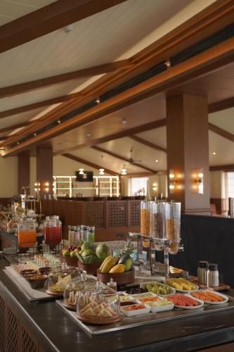 um buffet com muitos tipos diferentes de comida em Radisson Resort Mount Abu em Monte Abu