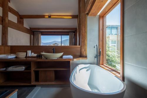 Ένα μπάνιο στο Lijiang Tennessee Farmhouse hotel