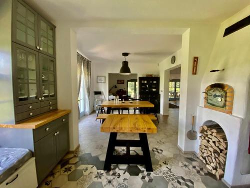 un salon avec une table et une cheminée dans l'établissement Spokój mi daj, à Sorkwity