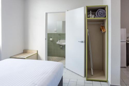 Un baño de Nightcap at Emerald Star Hotel