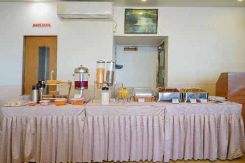 una mesa con un mantel rosa. en Hotel Saubhagya, en Ahmedabad