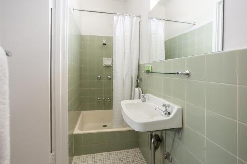 Un baño de Nightcap at Emerald Star Hotel