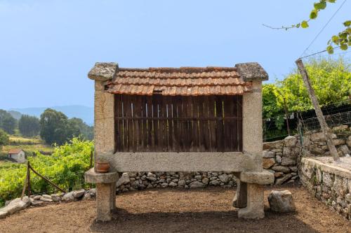 a stone building with a gate and a stone wall at Casa do Desassossego in Monção