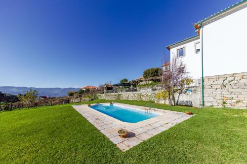 a swimming pool in the yard of a house at Casa do Desassossego in Monção
