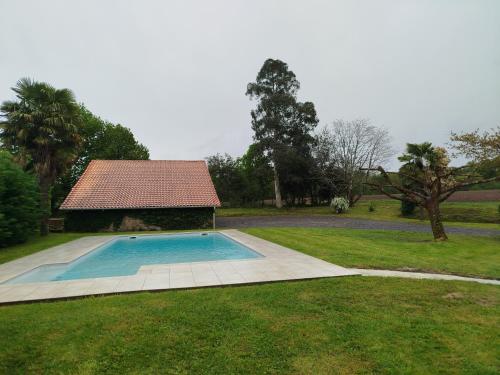 Het zwembad bij of vlak bij École des fans