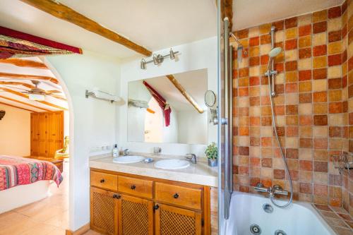 a bathroom with two sinks and a shower at El Balcón de la Sierra in Cazorla
