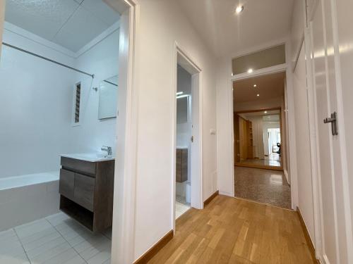 une salle de bains avec un lavabo et un miroir dans l'établissement Agi Peater Center, à Roses