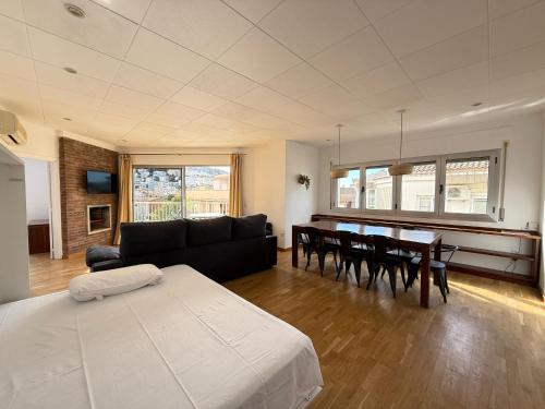 un salon avec un lit et une salle à manger dans l'établissement Agi Peater Center, à Roses