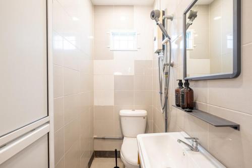 Vannituba majutusasutuses Charming OUG Bungalow 6BR Cozy Family Escape plus Baby Cot