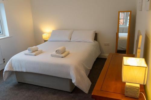 Ένα ή περισσότερα κρεβάτια σε δωμάτιο στο Cosy 2BR House - Space Centre - Free Parking