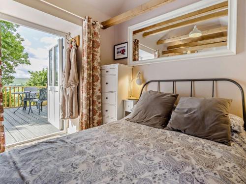 Beguildyにある1 Bed in Knighton 51898のベッドとバルコニーのある寝室