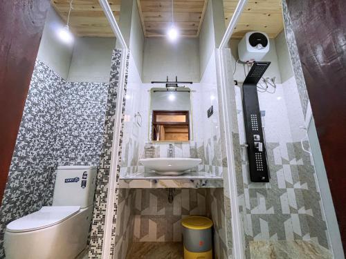 a small bathroom with a toilet and a sink at Ella Tea Heaven Resort in Ella