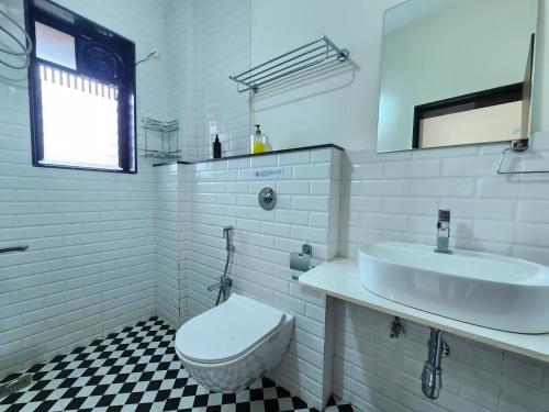 Koupelna v ubytování Contemporary 2BHK Family Retreat with Mangrove view, Pool & Amenities - Near Candolim Beach