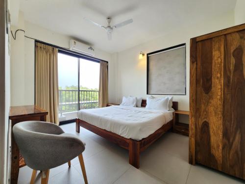 Postel nebo postele na pokoji v ubytování Contemporary 2BHK Family Retreat with Mangrove view, Pool & Amenities - Near Candolim Beach