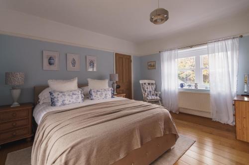 Postel nebo postele na pokoji v ubytování Wansfell View, Central Hawkshead with Hot Tub