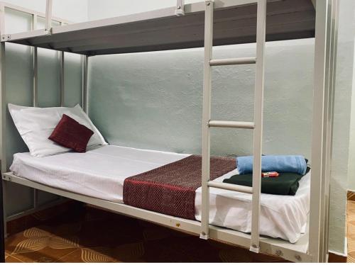 Postel nebo postele na pokoji v ubytování Kannur Dorm