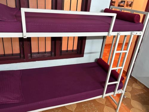 Postel nebo postele na pokoji v ubytování Kannur Dorm