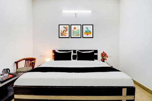 um quarto com uma cama grande em um quarto em Super Hotel O Dehradun Central Railway Junction Formerly Bhagwan Guest House em Dehradun