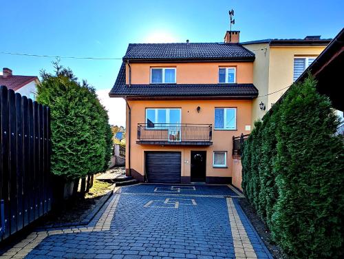 una casa con un vialetto di fronte di Dom w Kryspinowie a Kryspinow