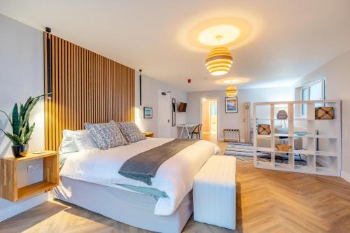 シャンクリンにある5 Bed in Shanklin oc-s33401の木製のヘッドボードが付いた大きな白いベッドのある寝室