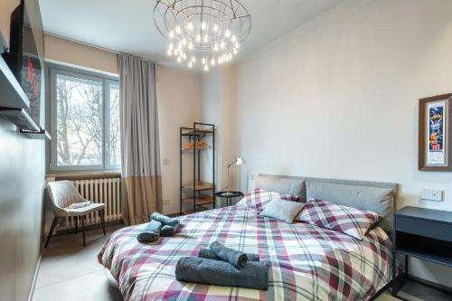 a bedroom with a bed with towels on it at Incantevole Appartamento in centro ad Alba in Alba
