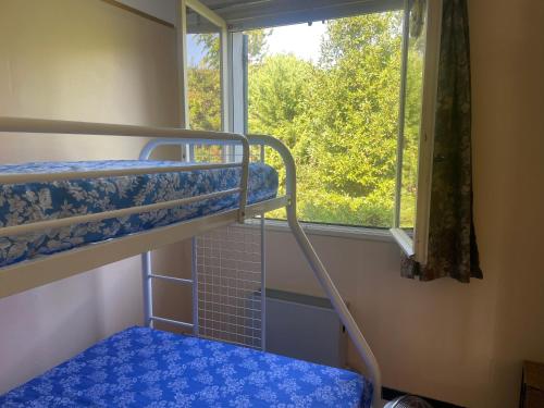 Μία ή περισσότερες κουκέτες σε δωμάτιο στο Maison confortable avec grand jardin