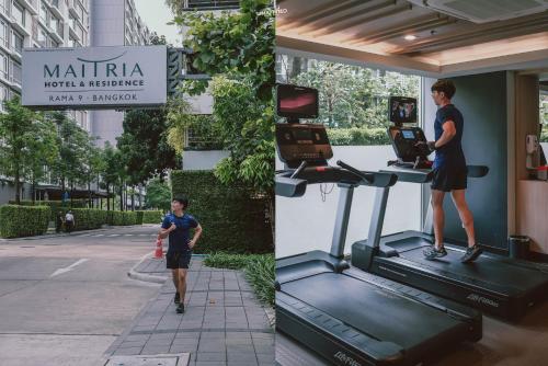 バンコクにあるMaitria Hotel Rama 9 Bangkok - A Chatrium Collectionの建物の前でトレッドミルで歩いている男性