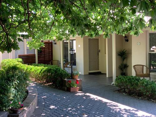 a walkway leading to the front of a house at Hahndorf Oak Tree Cottages in Hahndorf
