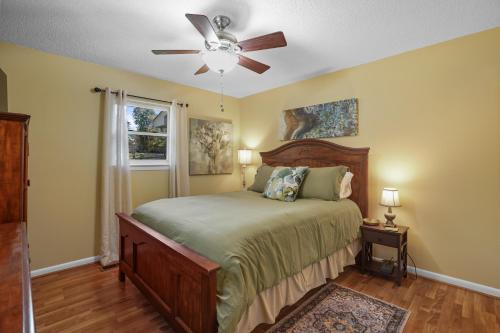 een slaapkamer met een bed en een plafondventilator bij Pennington Place Lookout Mtn in Rising Fawn