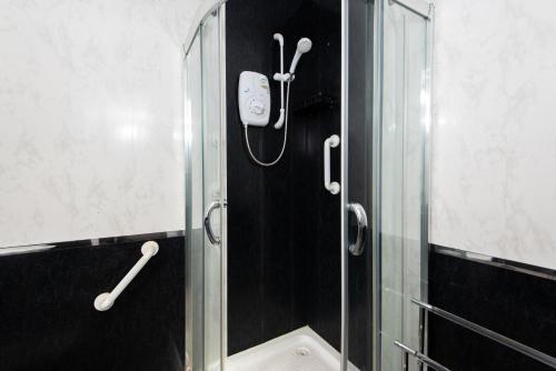 ミドルズブラにあるRio Apartmentsのガラスドア付きの浴室のシャワー