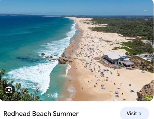 uma praia com pessoas na areia e no oceano em Charlestown Central Back Unit 2 Beds & Kitchenette em Charlestown