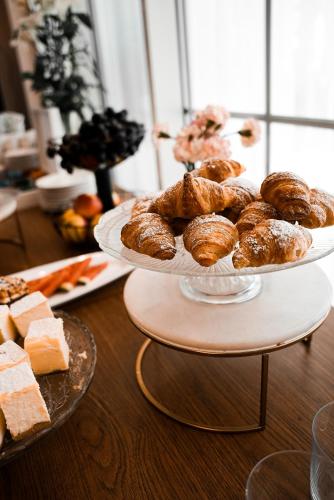 una mesa con dos platos de bollería y otros alimentos en Klub Sosnowy, en Varsovia
