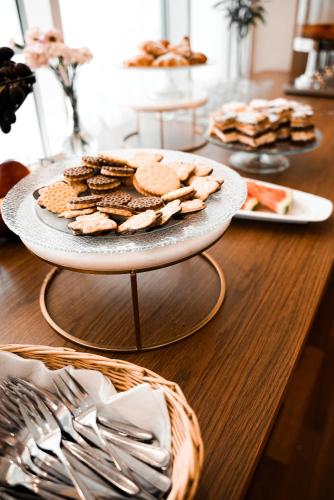 Una mesa con un plato de comida sobre una mesa. en Klub Sosnowy, en Varsovia