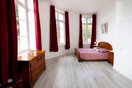 Ένα ή περισσότερα κρεβάτια σε δωμάτιο στο Gîte de la Tour