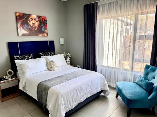 Postel nebo postele na pokoji v ubytování Glowti Events & Guest House