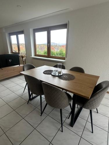 jadalnia z drewnianym stołem i krzesłami w obiekcie Ferienwohnung in Rheinfelden an der Grenze zur Schweiz w mieście Karsau